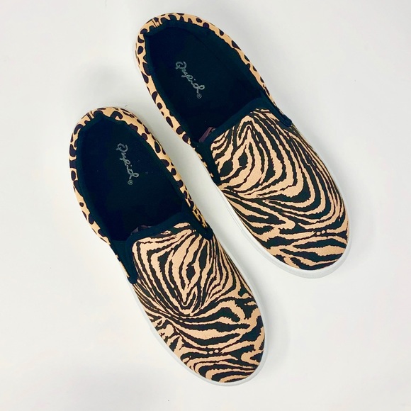 ❤️HP! Tiger & Leopard Sneakers - Picture 6 of 8